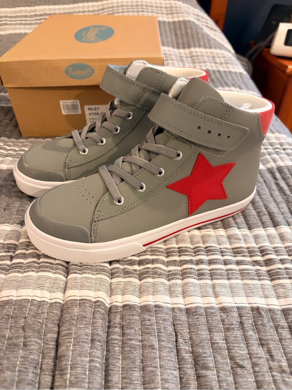 NWT Footmates Kids 1 High-Top Sneakers with Red Star Accent - Gray